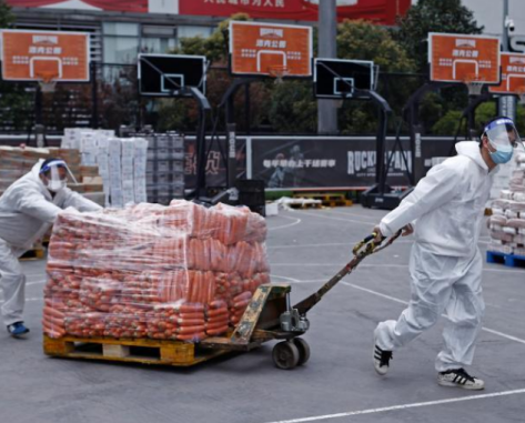 上海疫情物資保障人員使用手動液壓搬運車搬運生活物資